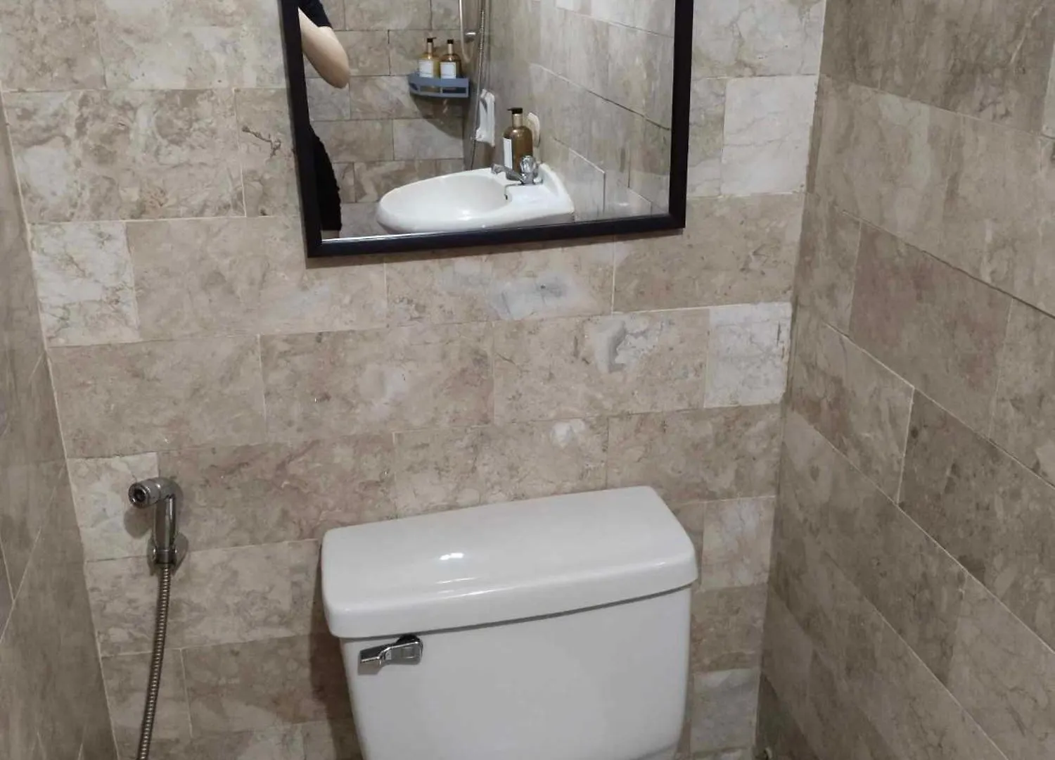 Big 1 Bedroom Condo Beside De La Salle Taft Manila