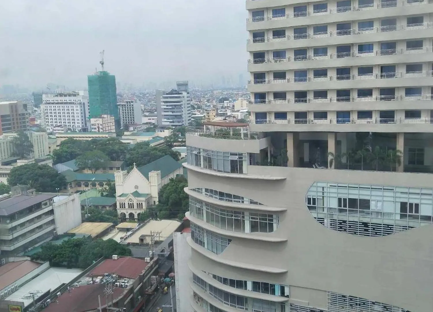Big 1 Bedroom Condo Beside De La Salle Taft Manila