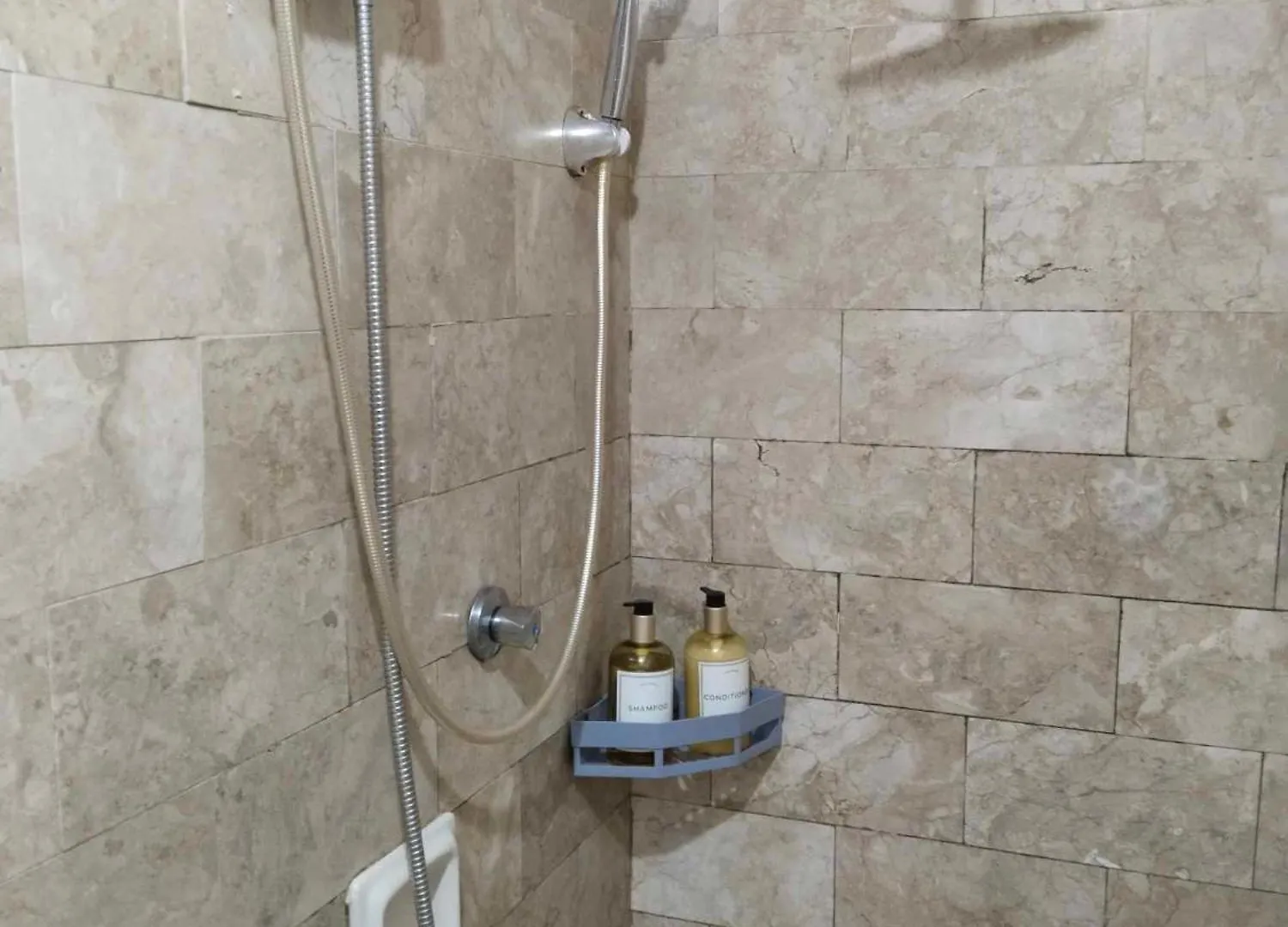Big 1 Bedroom Condo Beside De La Salle Taft Manila Filipinas